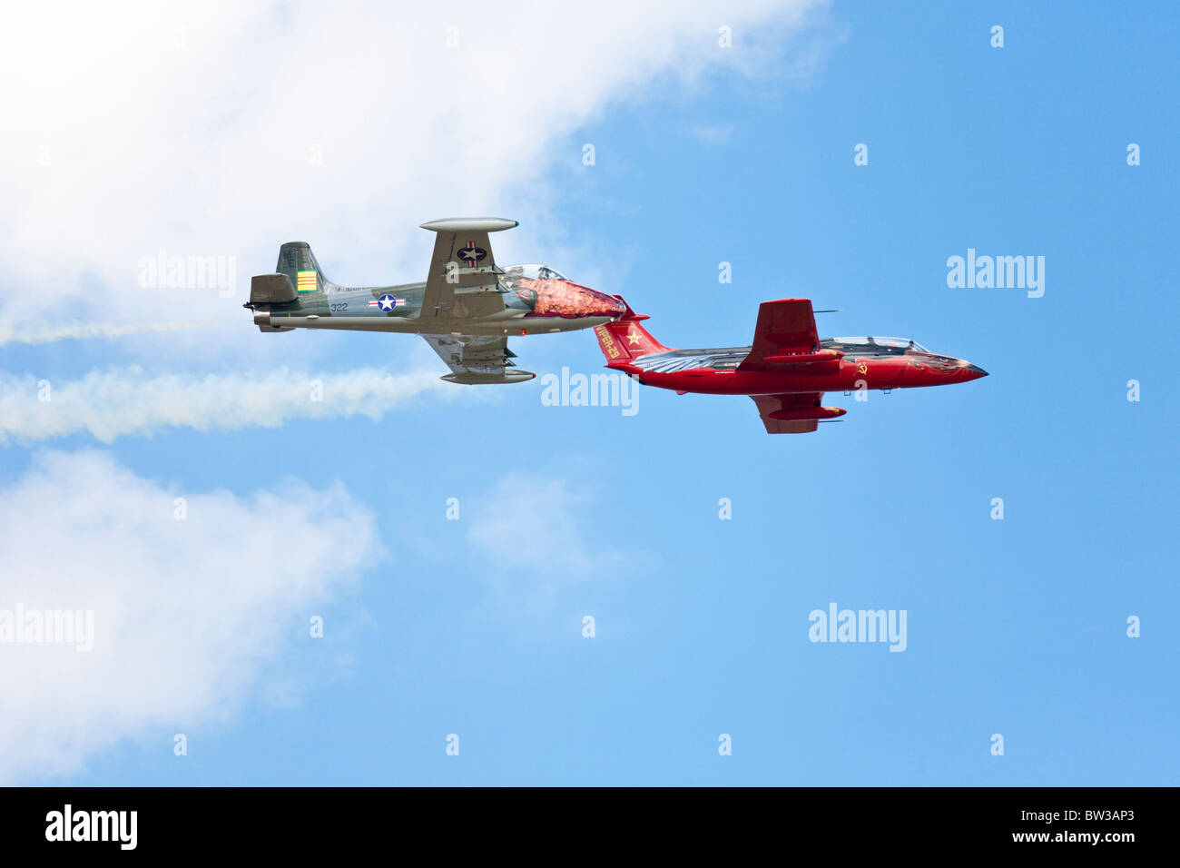 La stella rossa e il Drago Jet Team fly Viper-29 Stella Rossa e BAC-167 Strikemaster durante air show al NAS Jacksonville, Florida Foto Stock
