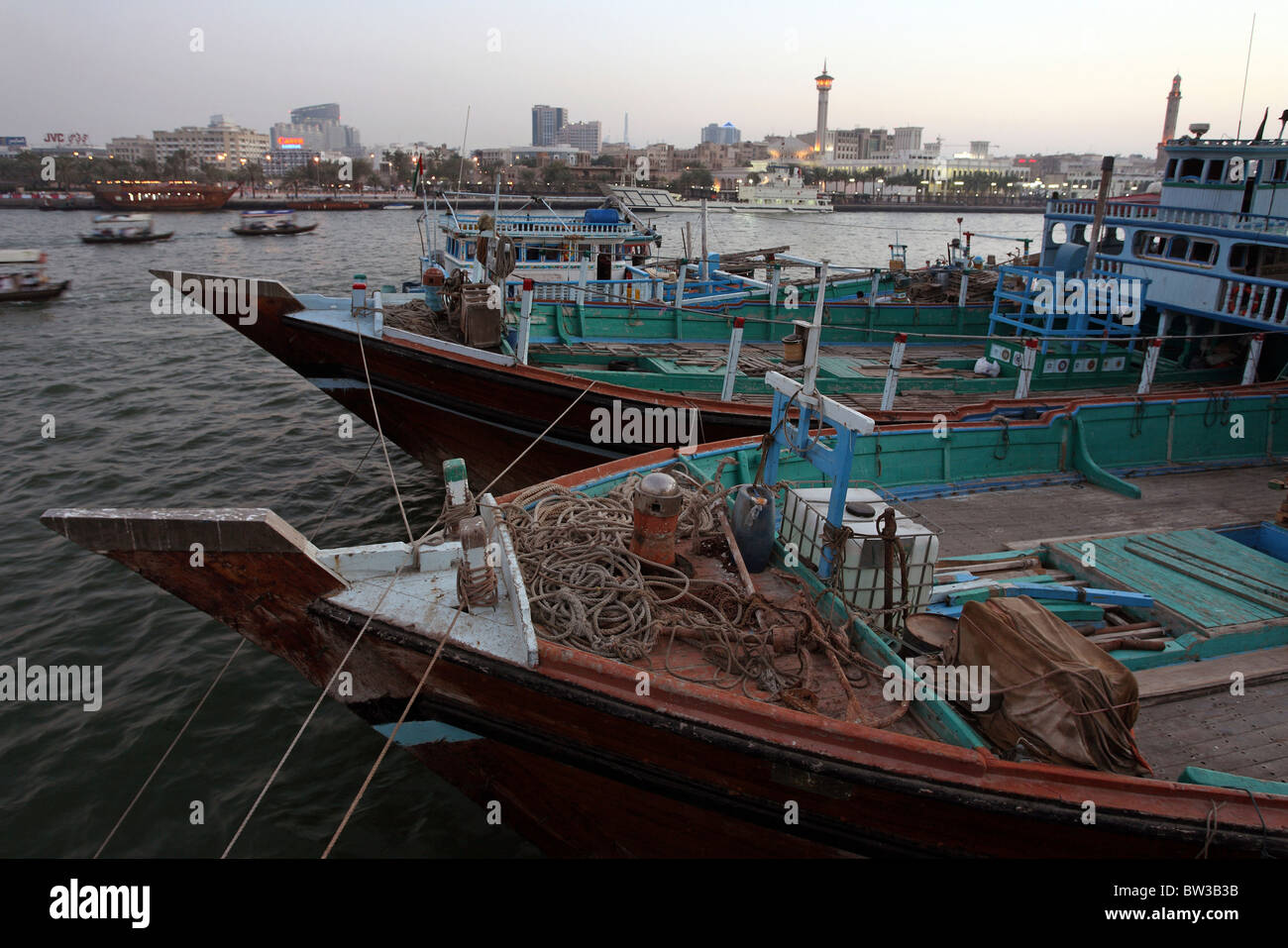 Barche sul Fiume Dubai, Dubai, Emirati Arabi Uniti Foto Stock