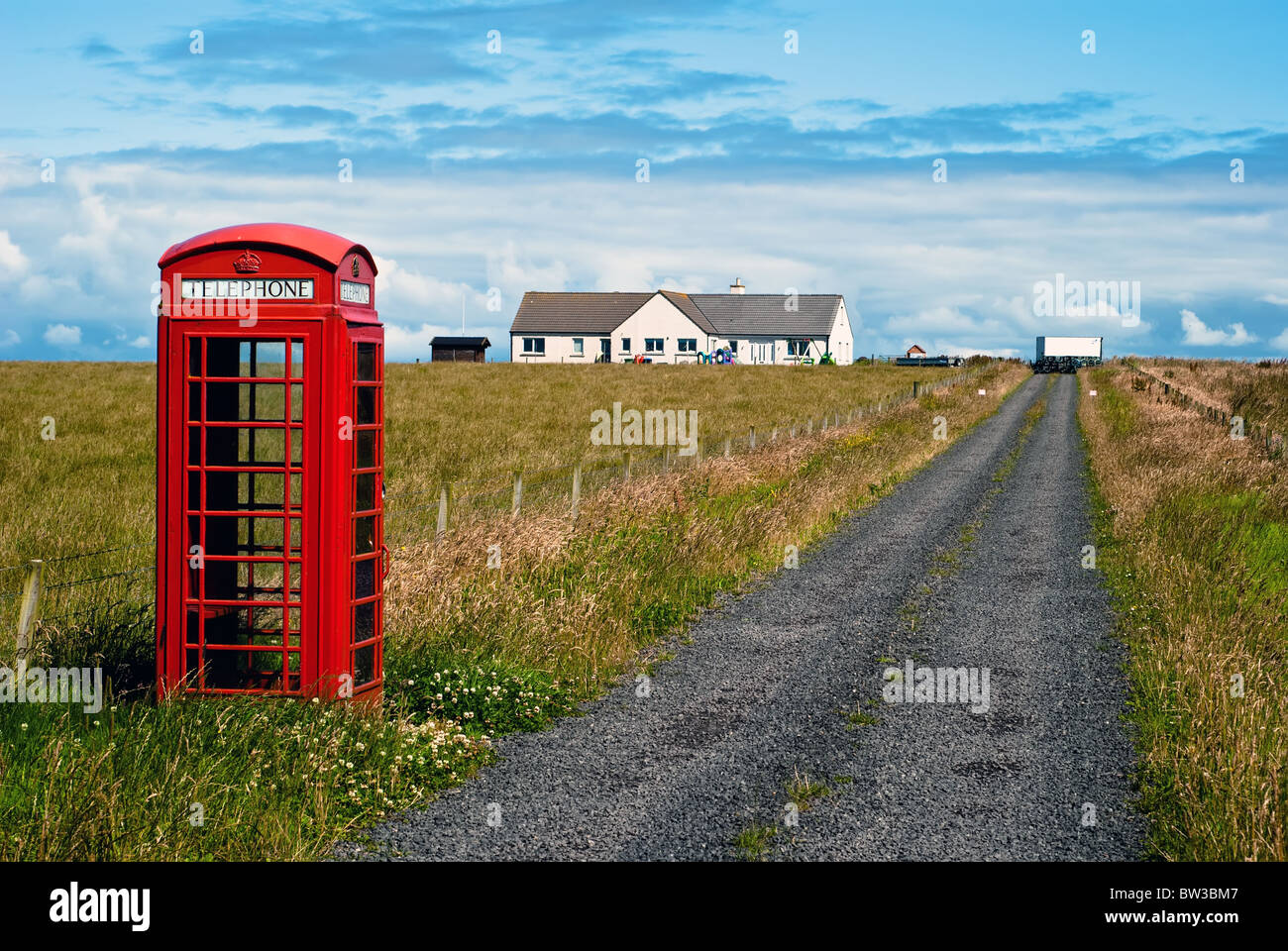 Telefono rosso stand alone permanente nel paesaggio Foto Stock