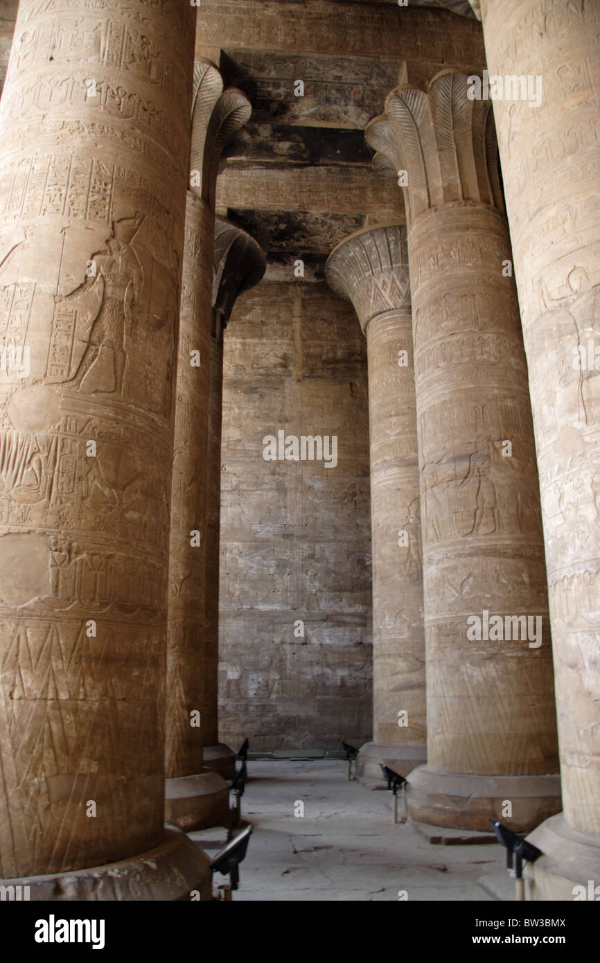 Le colonne all'interno del tempio tolemaico di Horus nell'antica città egiziana di Edfu. Foto Stock