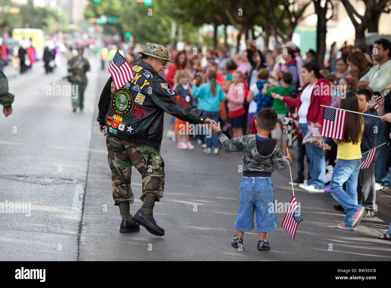 Il veterano militare saluta il suo nipote Elliot Esparza nell'annuale del veterano parata del giorno di Austin in Texas Foto Stock