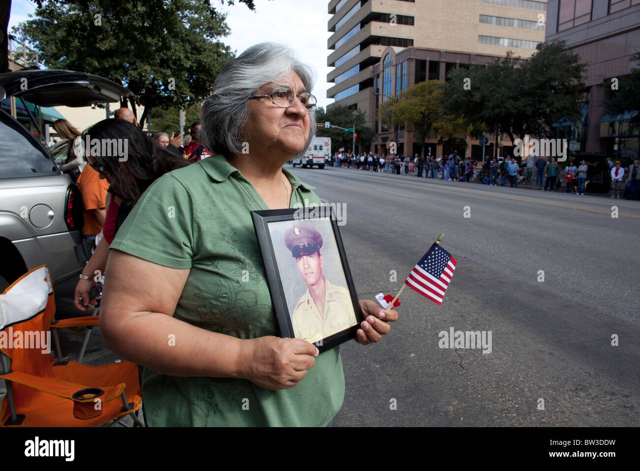 Donna ispanica contiene foto di suo fratello, che è stato ucciso nel 1969 in Vietnam, durante il veterano annuale del giorno parade di Austin, TX Foto Stock