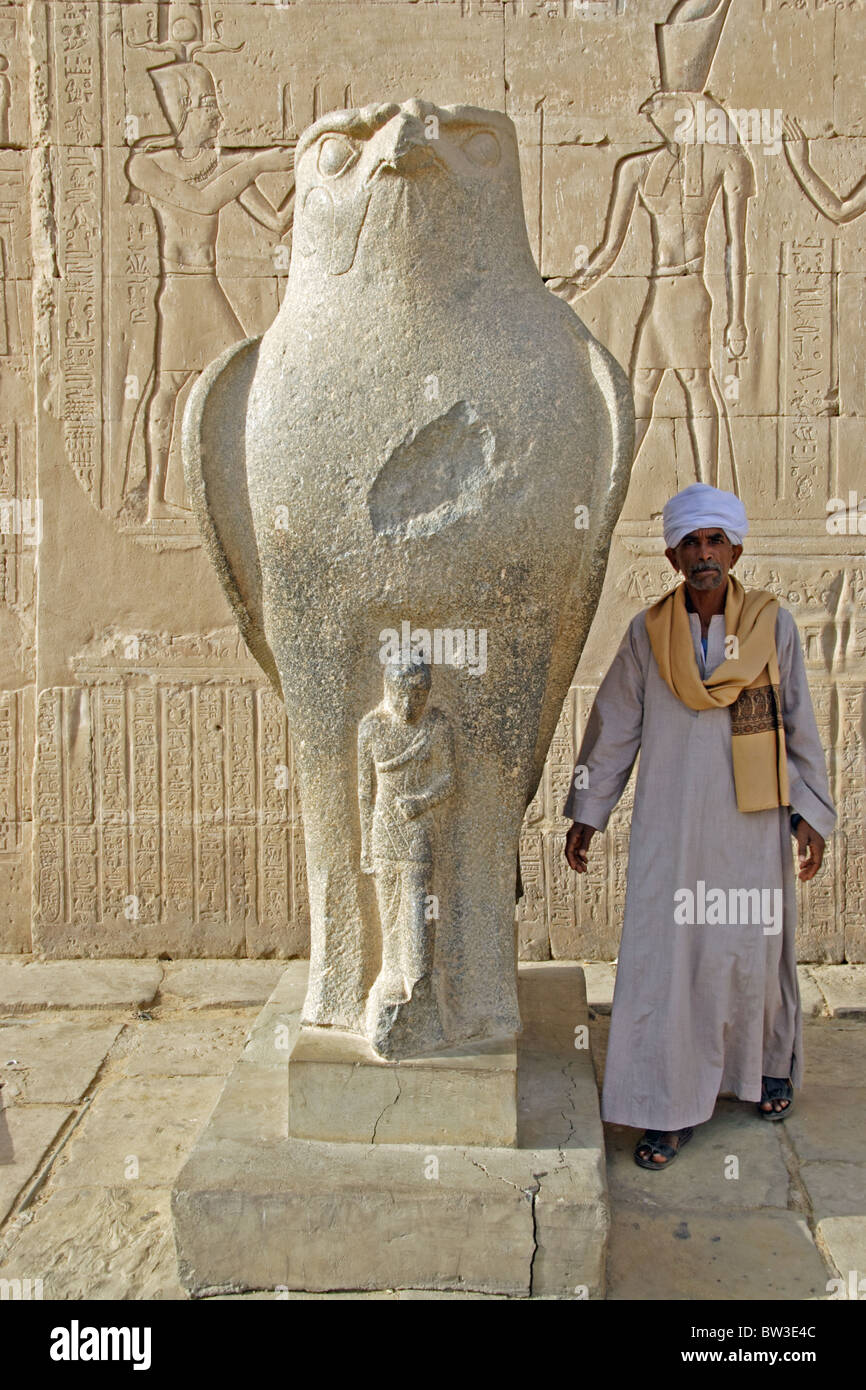 Il granito falcon statua all'ingresso del tempio tolemaico di Horus nell'antica città di Edfu in Egitto Foto Stock