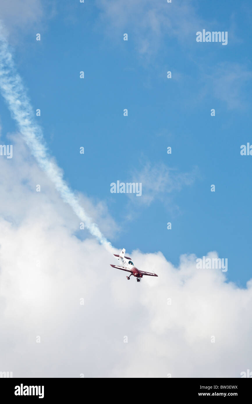 Mike Goulian eseguendo nel suo Extra 300 SC durante un air show al NAS Jacksonville, Florida Foto Stock