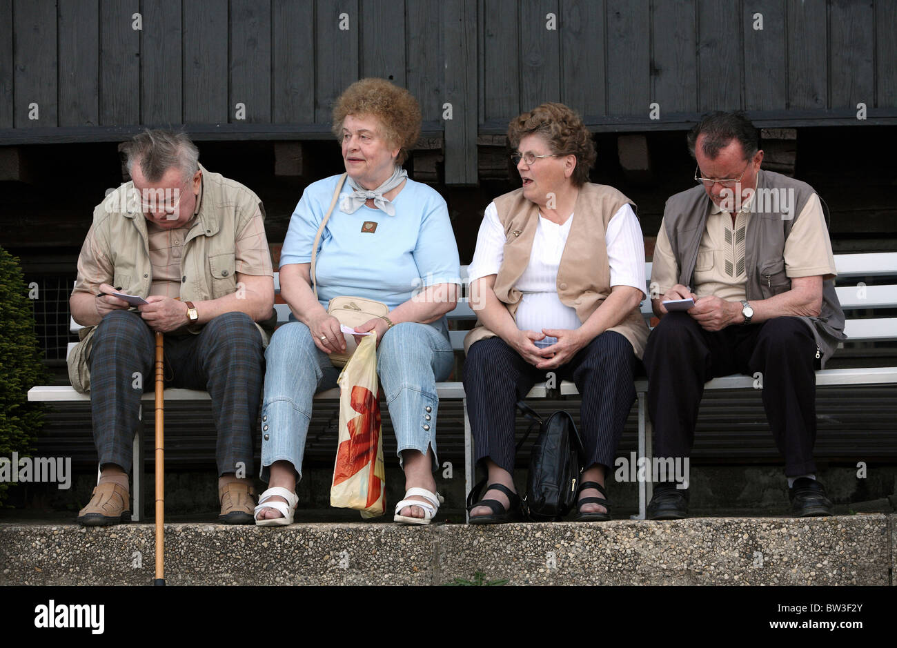 Gli anziani seduti su una panchina, Dresda, Germania Foto Stock