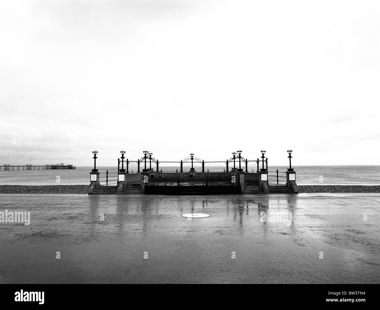 Bandstand in b&W sul lungomare e giorno di pioggia a Llandudno North Wales UK Foto Stock