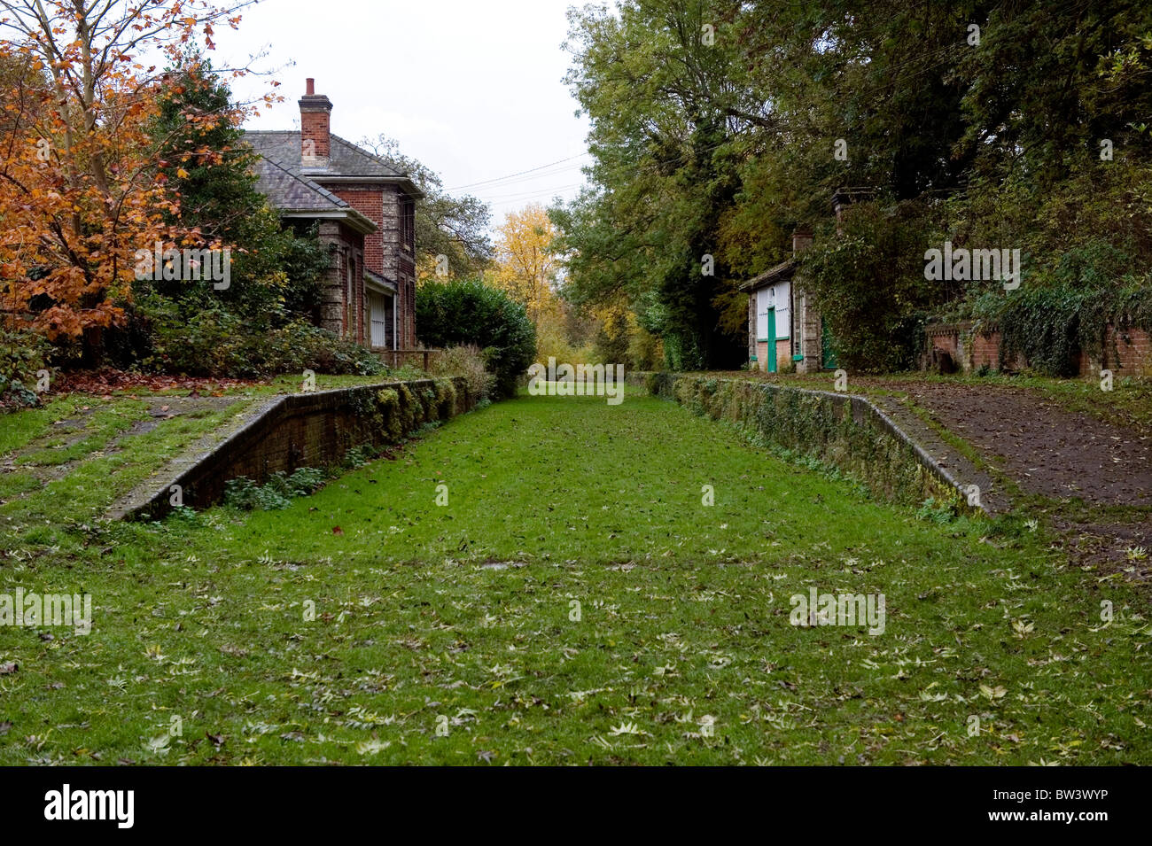 Clare stazione ferroviaria, dis-utilizzato, Clare Suffolk,la Gran Bretagna. Chiuso dal dr. Beeching negli anni sessanta. Foto Stock