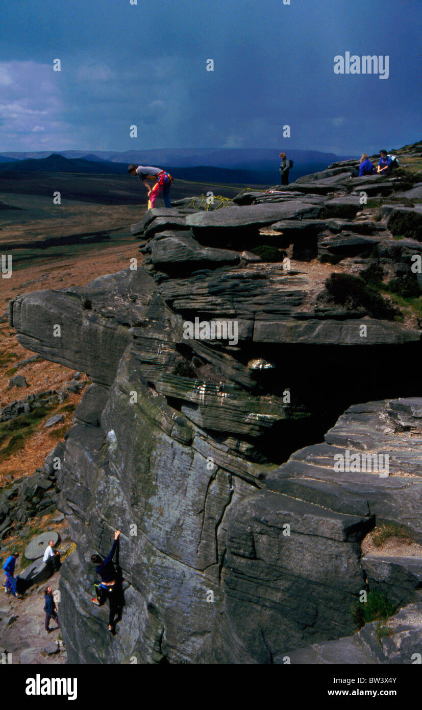 Gli alpinisti sul bordo Stanage, Peak District, England Regno Unito Foto Stock