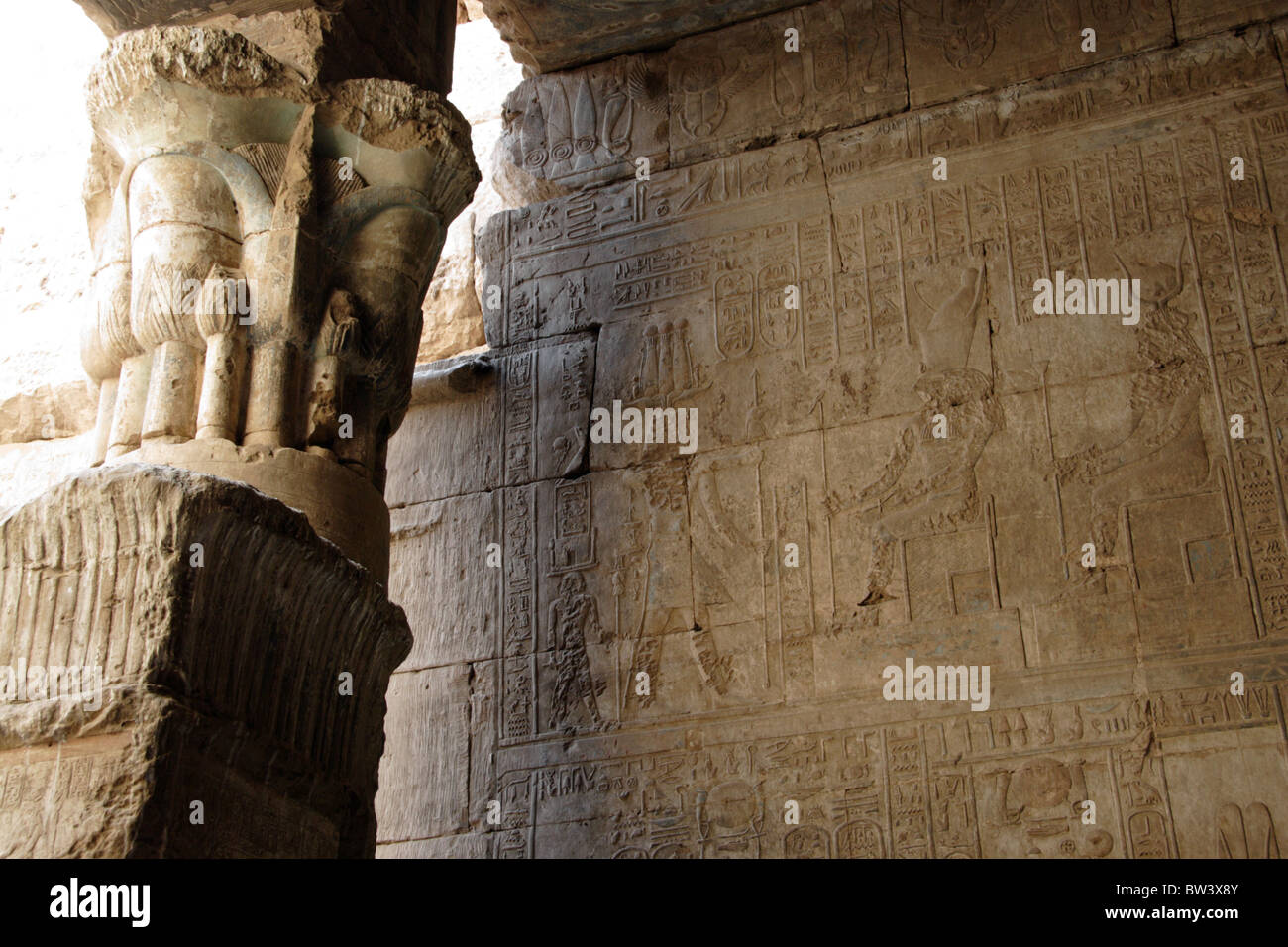 Le colonne all'interno del tempio tolemaico di Horus nell'antica città di Edfu in Egitto Foto Stock