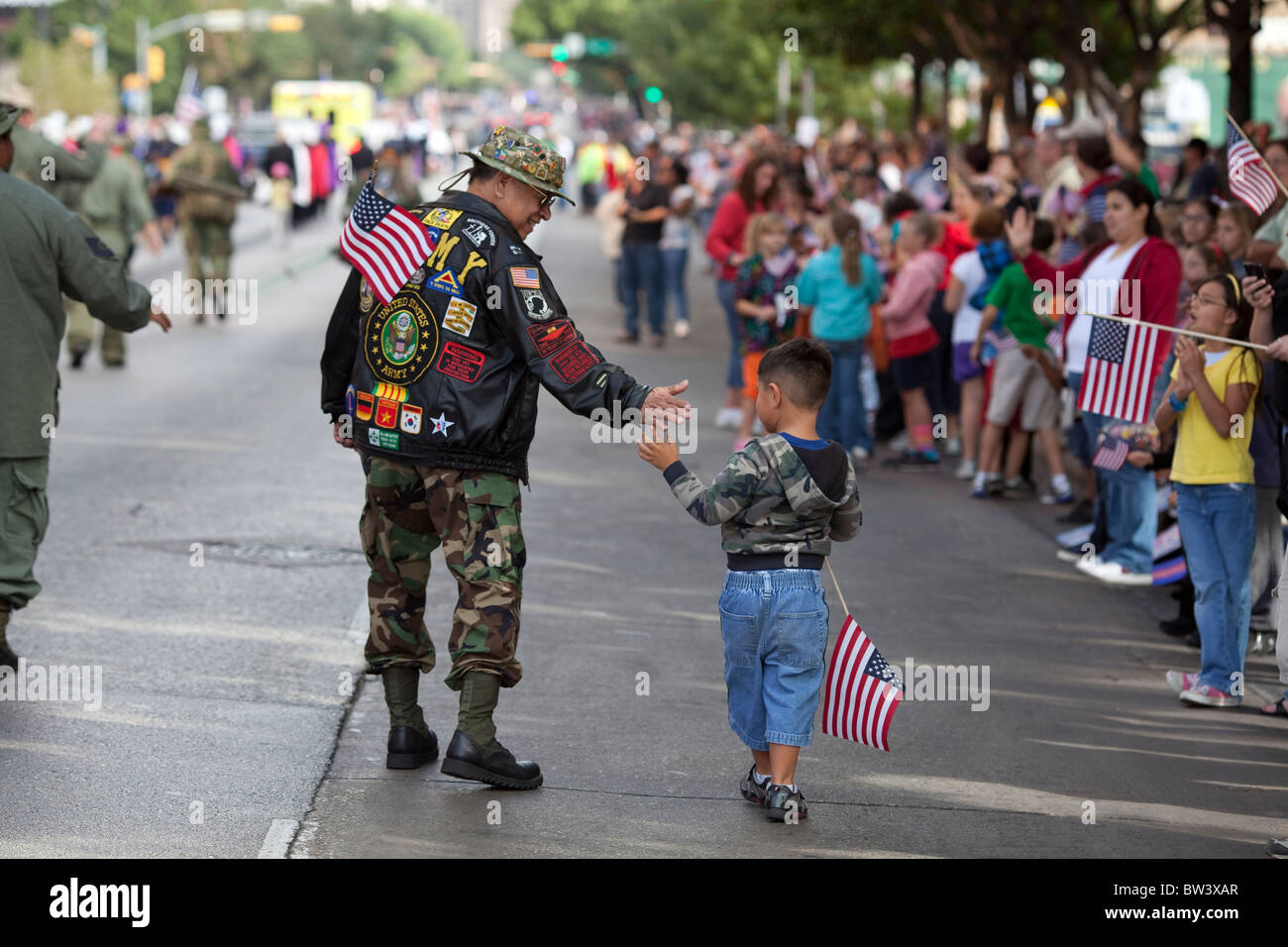 Il veterano militare saluta il suo nipote Elliot Esparza nell'annuale del veterano parata del giorno di Austin in Texas Foto Stock