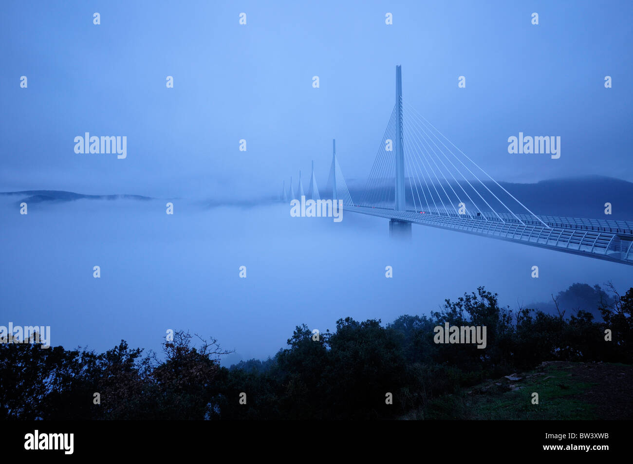 Il viadotto di Millau viaduc in nuvole e nebbia Foto Stock