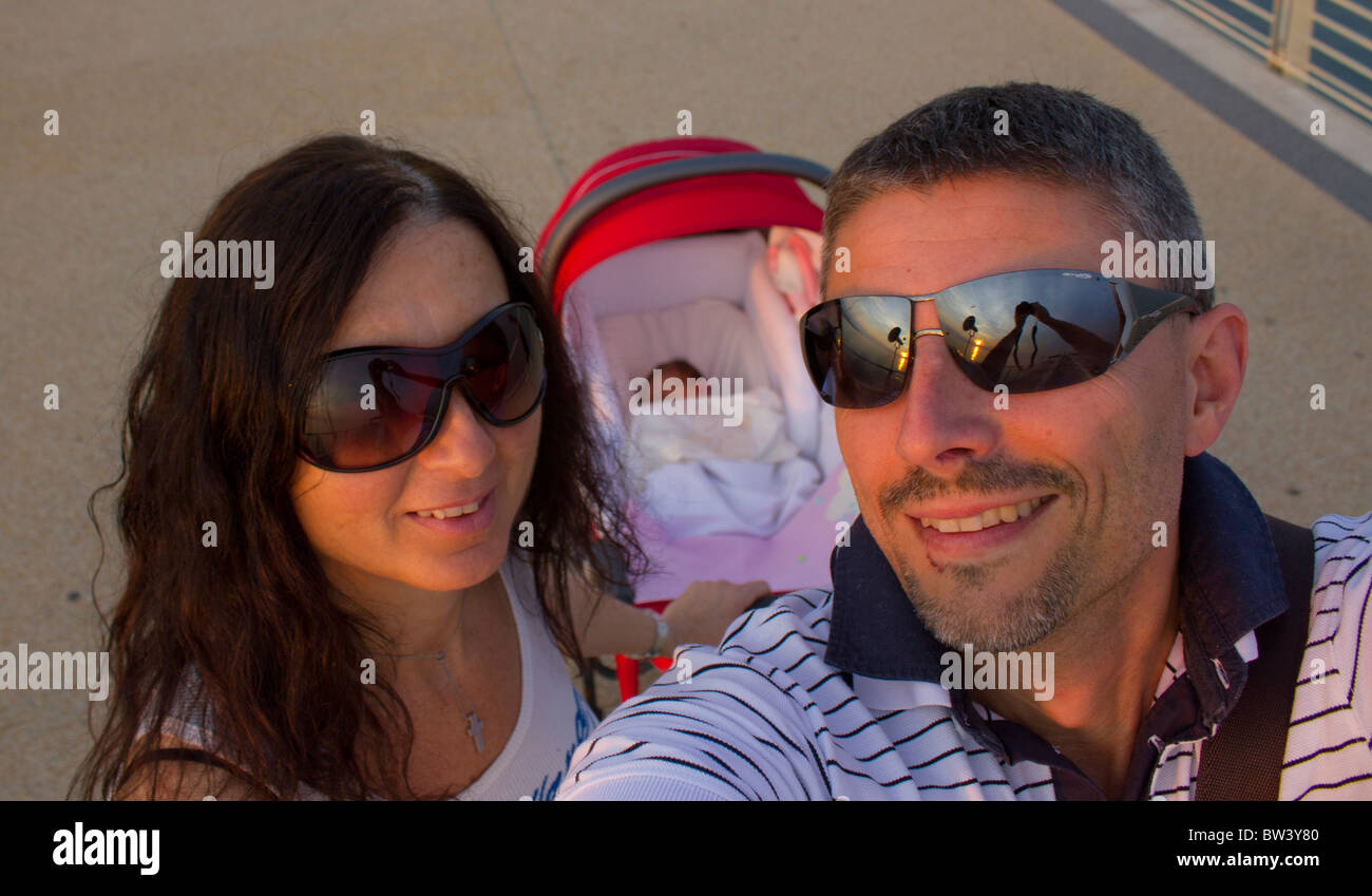 La famiglia felice con bambino dentro la PRAM, Italia Foto Stock