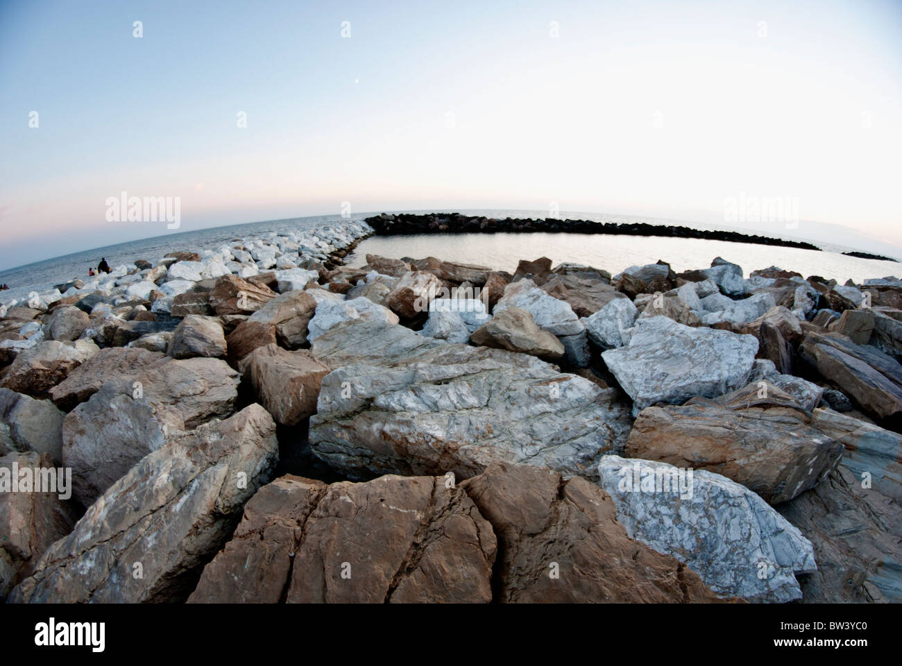 Vista fisheye di rocce a picco sul mare, Marina di Pisa, Italia Foto Stock