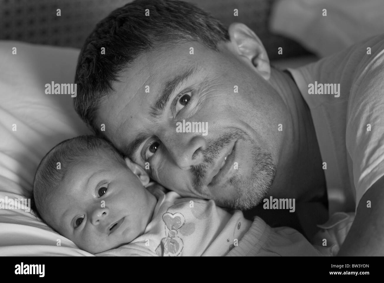 Padre il comportamento di protezione per il suo neonato figlia Foto Stock