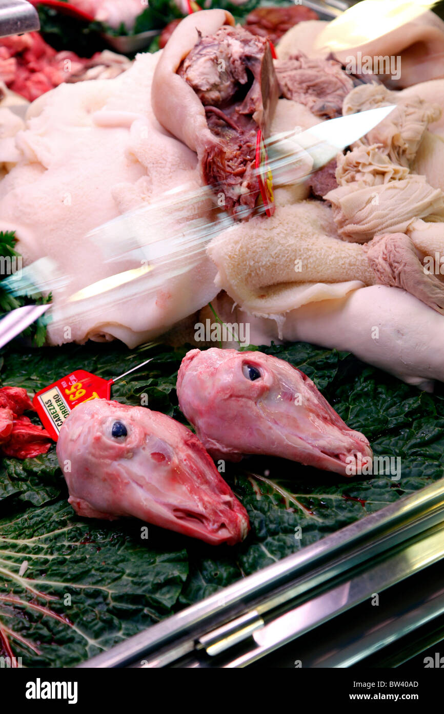 Teste di pecora in vendita presso il Mercat de la Boqueria, su Las Ramblas, Barcelona Foto Stock