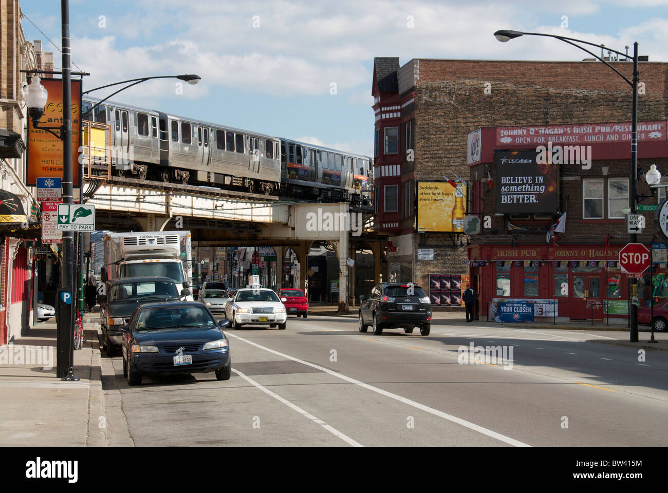 North Clark Street a Roscoe. Chicago, Illinois. Treno a transito rapido su tracce elevata. Foto Stock