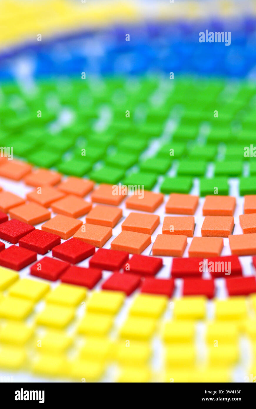 Quadrati colorati nei colori dell'arcobaleno formano un disegno. Foto Stock