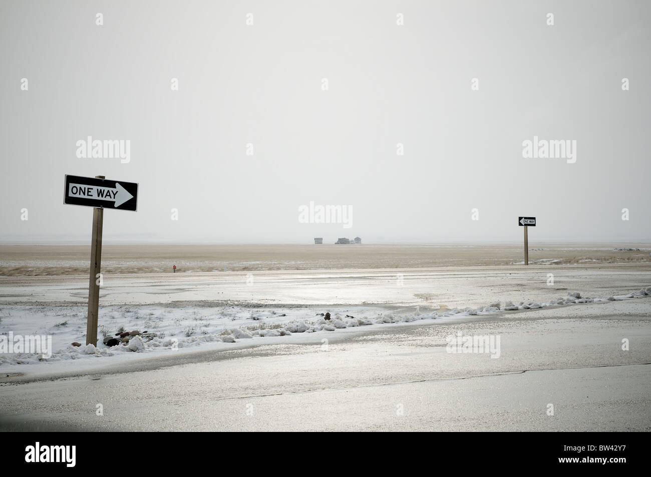 Due opposti un modo segni su una strada ghiacciata, Alberta, Canada Foto Stock