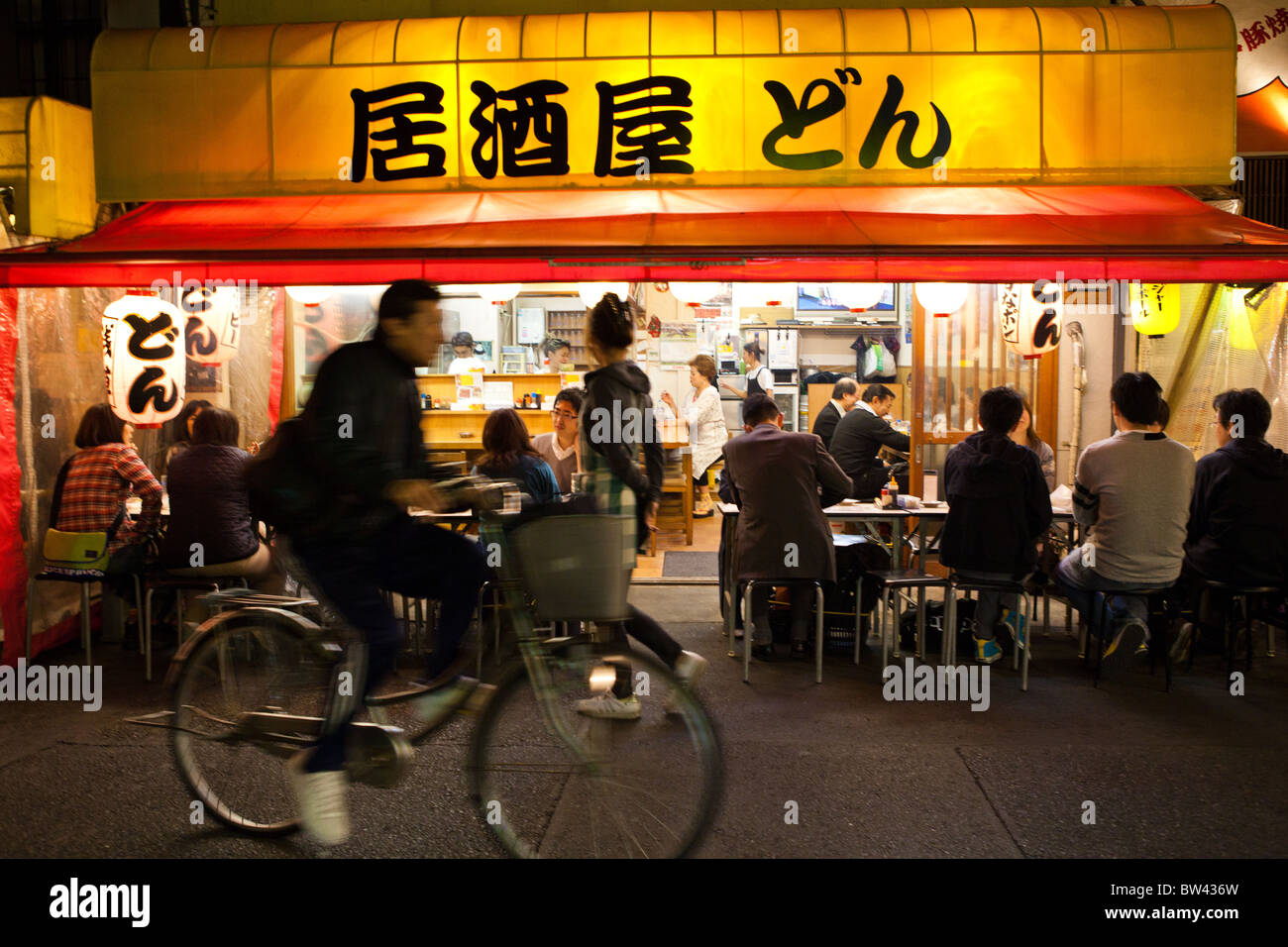 Ben luppolata Street o ben luppolata Dori è il soprannome di questo vicolo in Asakusa outdoor izakaya fuoriuscita nelle strade Foto Stock