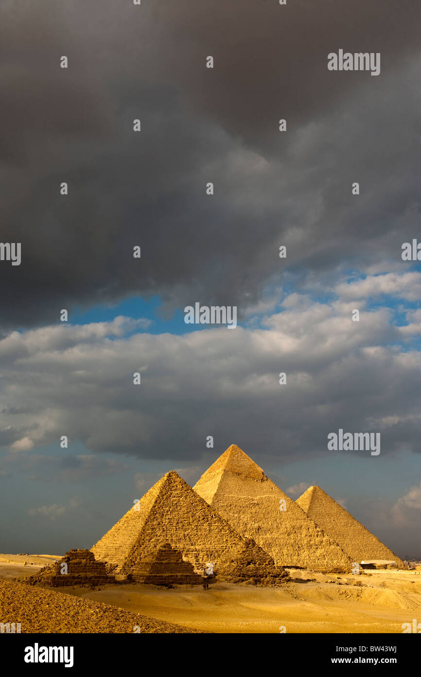 Aegypten ha, Gizeh, Die Pyramiden von Giza, von Süden gesehen; im Vordergrund die drei kleinen Königinnenpyramiden, dahinter die P Foto Stock