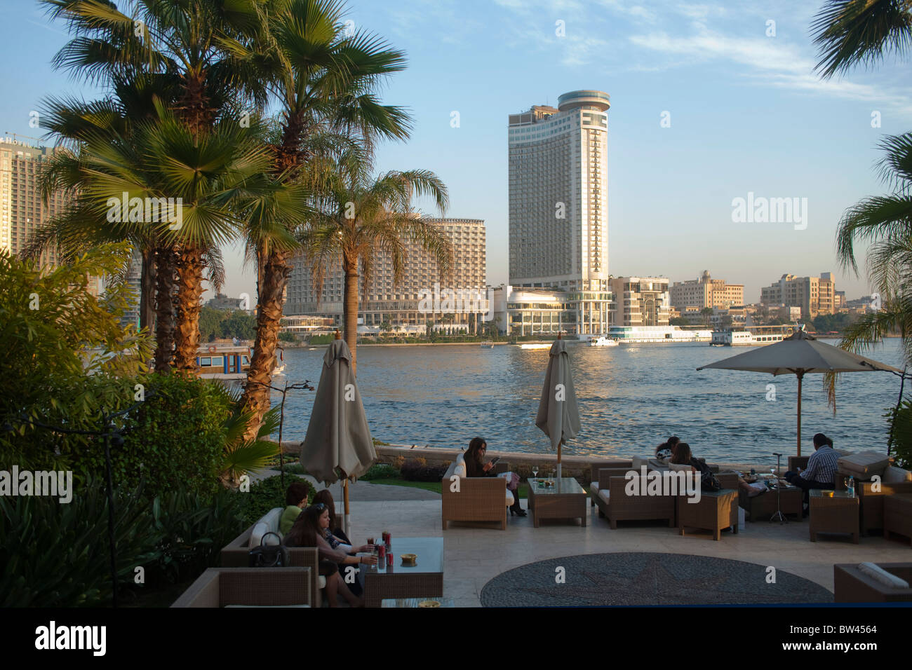 L'Egitto, al Cairo, vista dalla terrazza dell'Hotel Sofitel El Gezira a Rode si avvicinò cautamente per ascoltare isola con la Grand Nile Tower Foto Stock