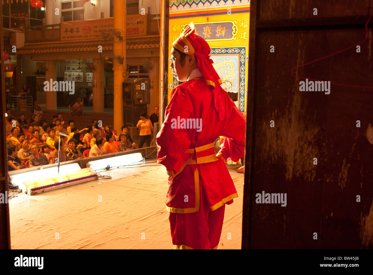 I membri del pubblico guarda una performance dal cantare Sai Hong troupe, la più antica opera Hokkien troupe in Singapore. Foto Stock