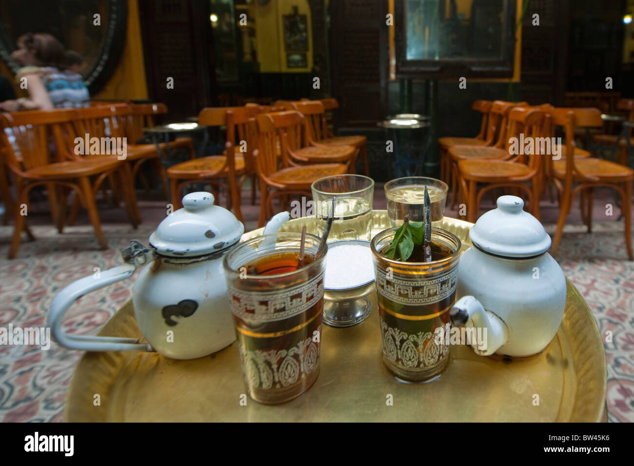 Aegypten ha, Kairo, Café Fishawi è il più famoso café al Cairo, situato proprio nel cuore della zona turistica bazar di Khan Al Khalili. Foto Stock