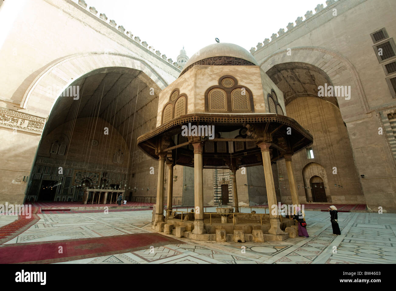 Aegypten ha, Kairo, Mosque-Madrassa del sultano Hassan, Reinigungsbrunnen im Hof der Moschee Foto Stock