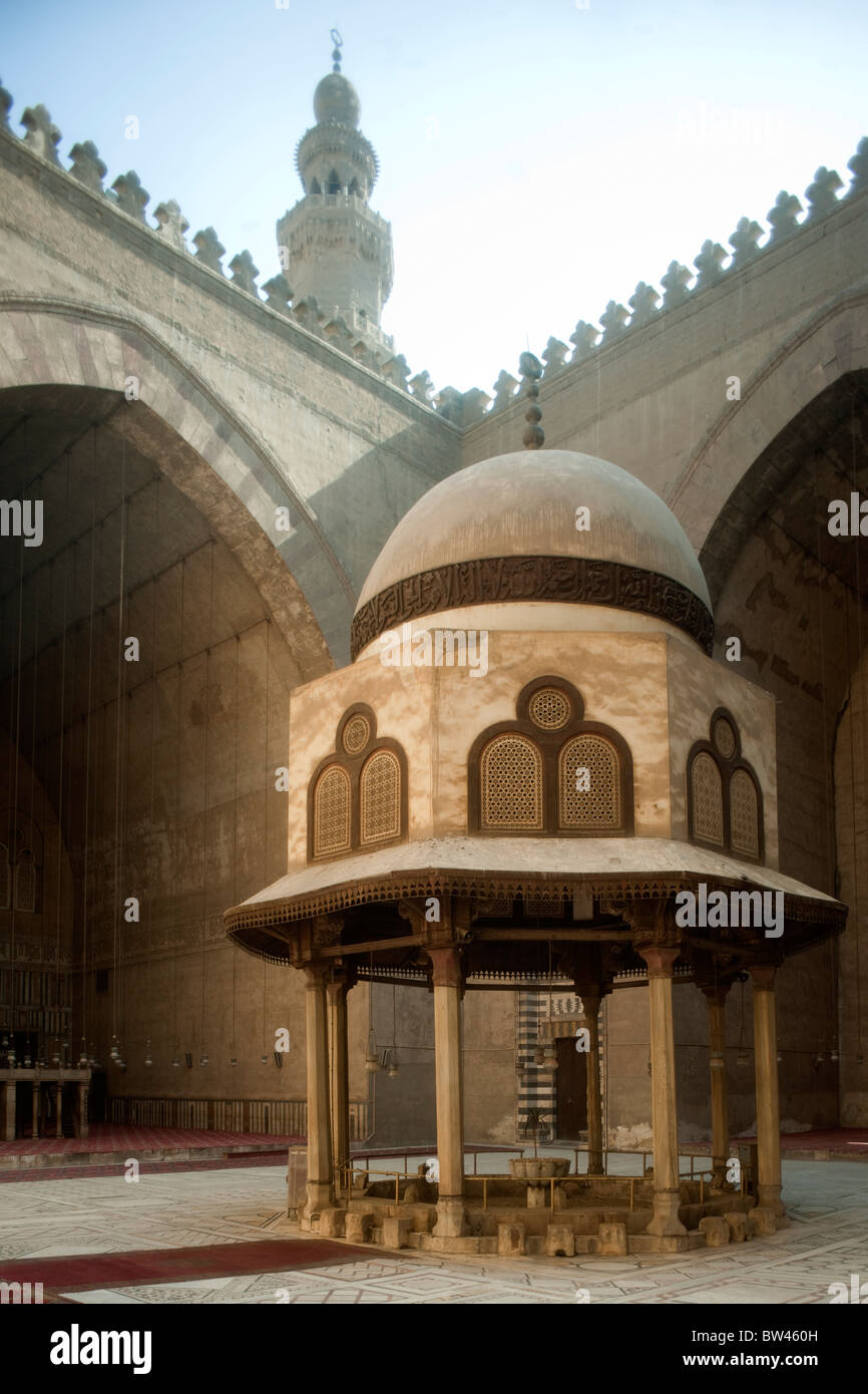 Aegypten ha, Kairo, Mosque-Madrassa del sultano Hassan, Reinigungsbrunnen im Hof der Moschee Foto Stock