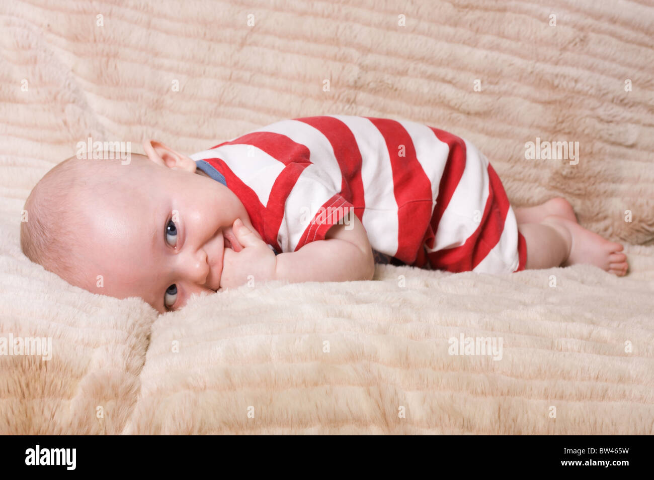 Adorabili espressivo happy baby boy da bassa prospettiva. Foto Stock