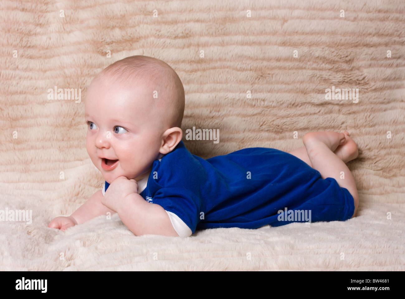 Adorabili espressivo happy baby boy da bassa prospettiva. Foto Stock