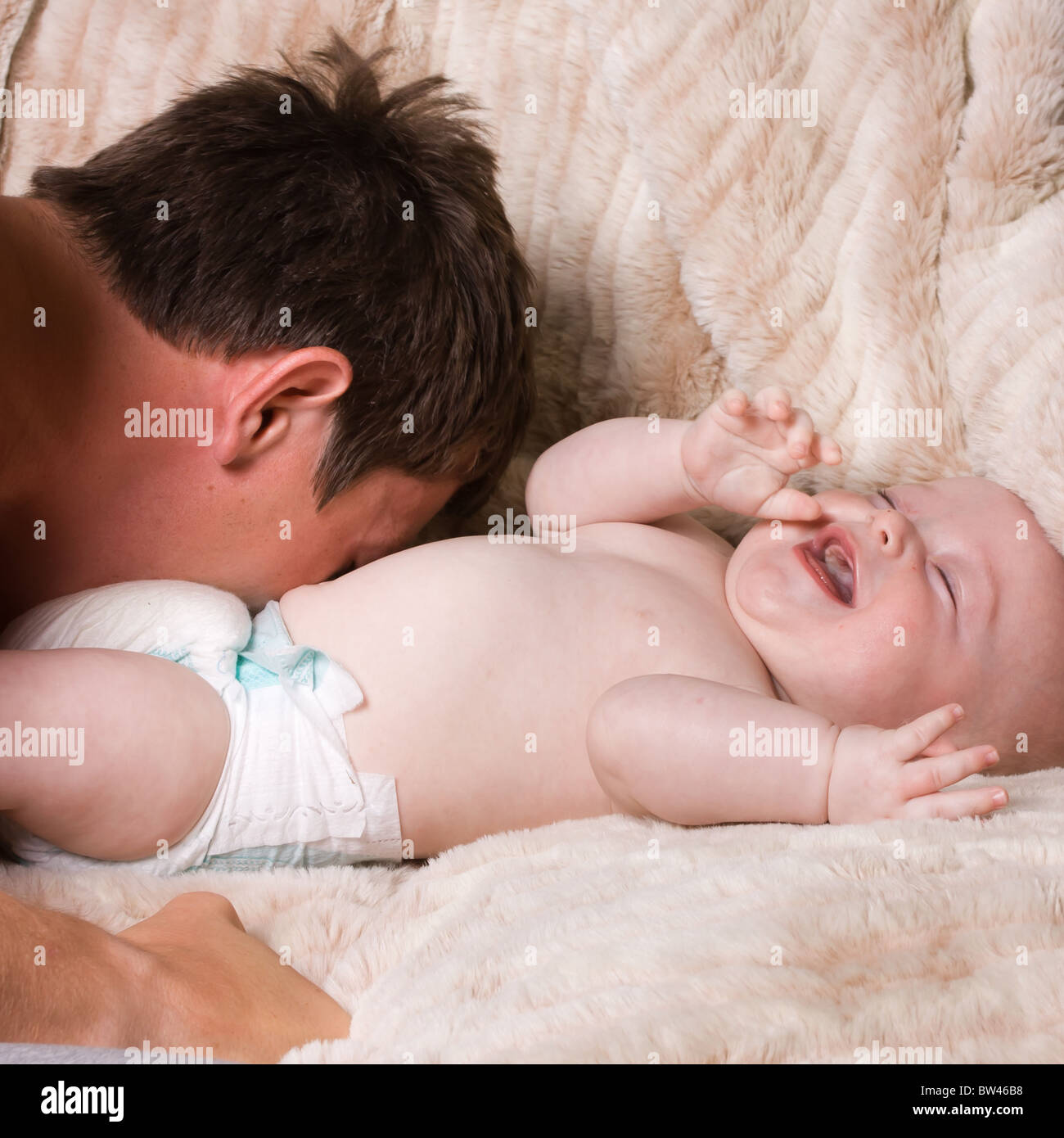 Giovani al primo padre tempo giocando con il bambino figlio. Foto Stock