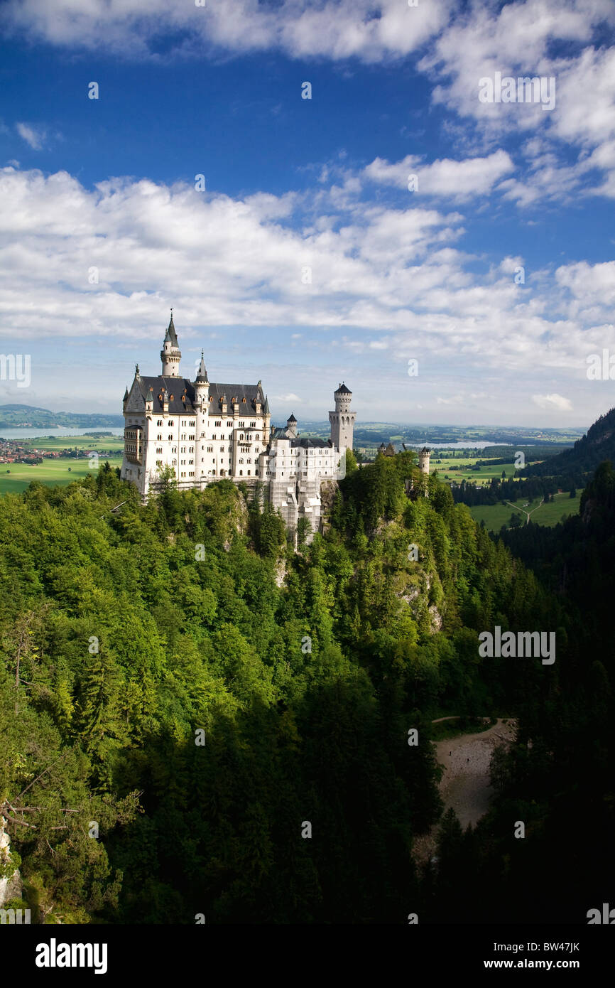 Il Castello di Neuschwanstein si affaccia sulle colline ondulate della Baviera, in Germania. Foto Stock