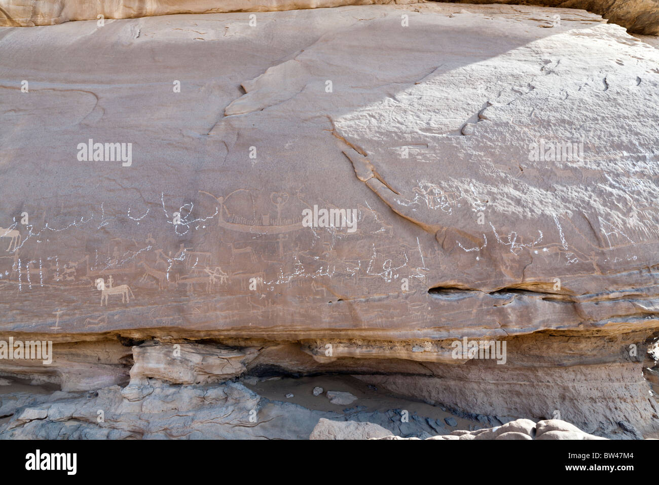 Rock-arte mostra antiche imbarcazioni e moderna chalk graffiti nel Wadi Barramiya nel Deserto Orientale dell Egitto, Nord Africa del Nord Foto Stock