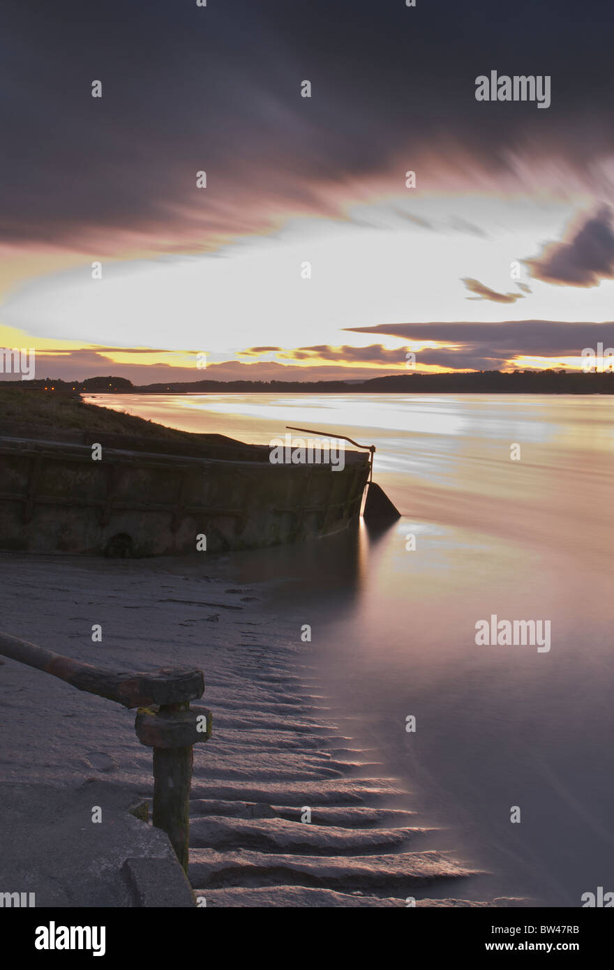 Purton tramonto sul fiume Severn e chiatte a trefoli Foto Stock