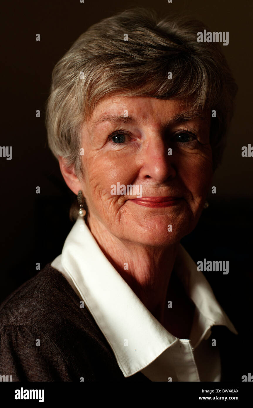 Un ritratto di un pensionato di sesso femminile di età compresa tra i 70. Foto Stock