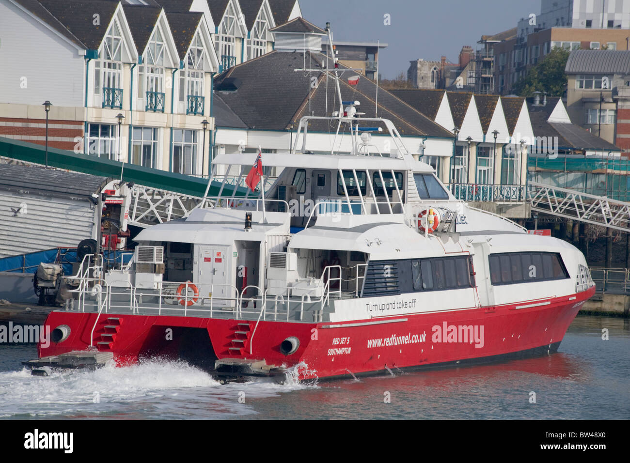 Imbuto Rosso Rosso di Jet il traghetto veloce in Southampton Foto Stock