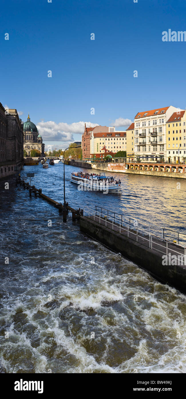 Cattedrale di Berlino e il distretto Nikolai sul fiume Spree, Berlino, Germania, Europa Foto Stock