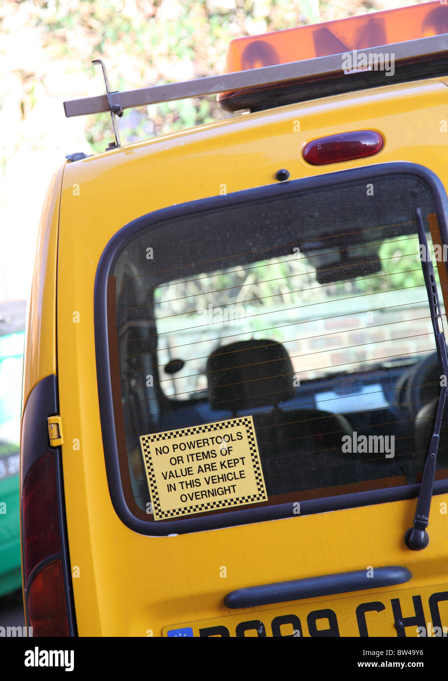 Un 'no power tools sinistra nel veicolo " segno su un veicolo commerciale in U.K. Foto Stock