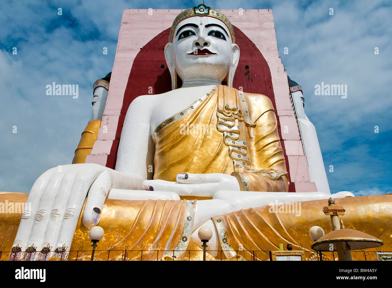 Uno dei quattro gigantesche statue di Buddha seduto di schiena, Kyaik Pun Paya tempio, Bago, Myanmar Foto Stock