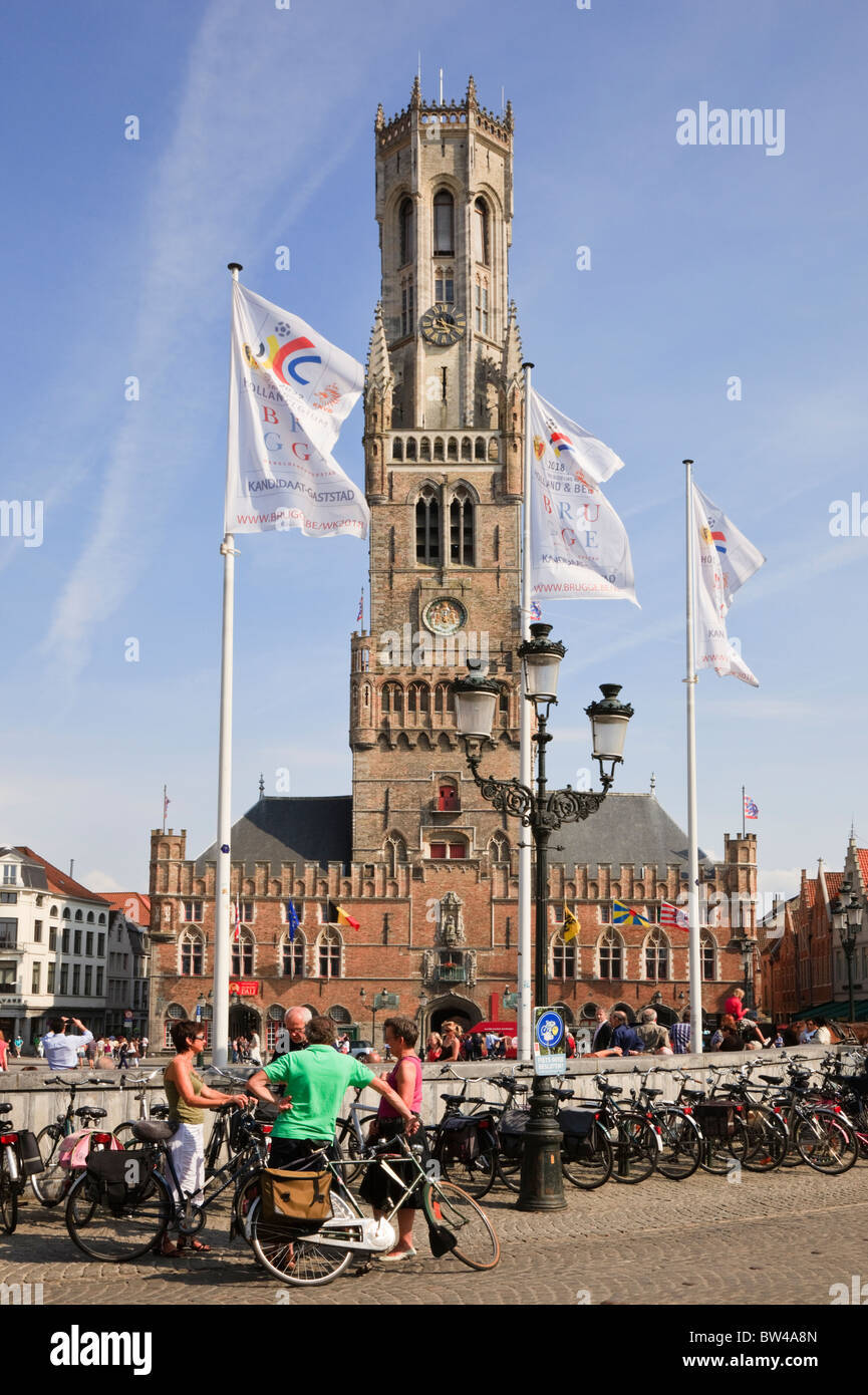Le biciclette parcheggiate nella storica piazza del mercato con Belfy campanile al di là. Markt, Bruges, Fiandre Orientali, Belgio, Europa Foto Stock