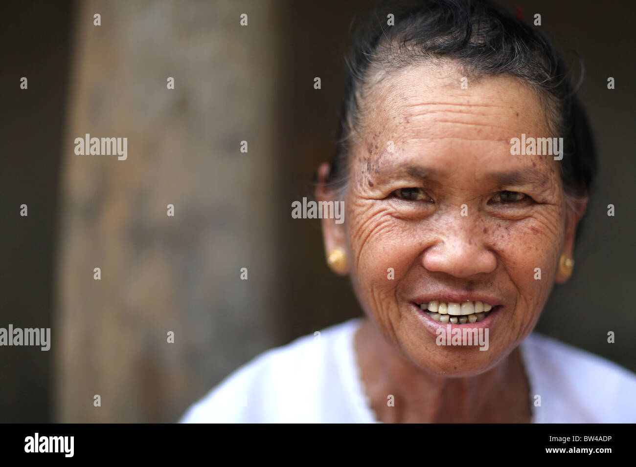Ritratto di una dama appartenente all'IAM minoranza etnica nella regione di Xishuangbanna del sud-ovest della Cina. Foto Stock