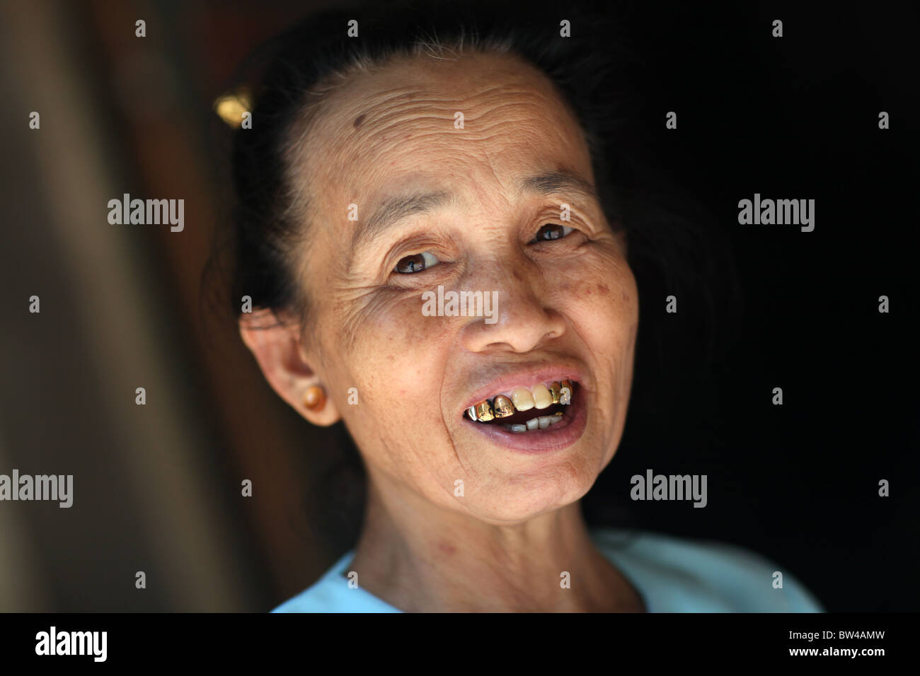 Ritratto di una dama appartenente all'IAM minoranza etnica nella regione di Xishuangbanna del sud-ovest della Cina. Foto Stock