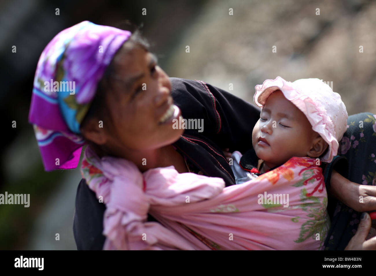 Una donna locale appartenente all'Bulang appartenenti a una minoranza etnica in Bulang Shan zona di montagna di Menghai, vicino Jinhing, Cina. Foto Stock