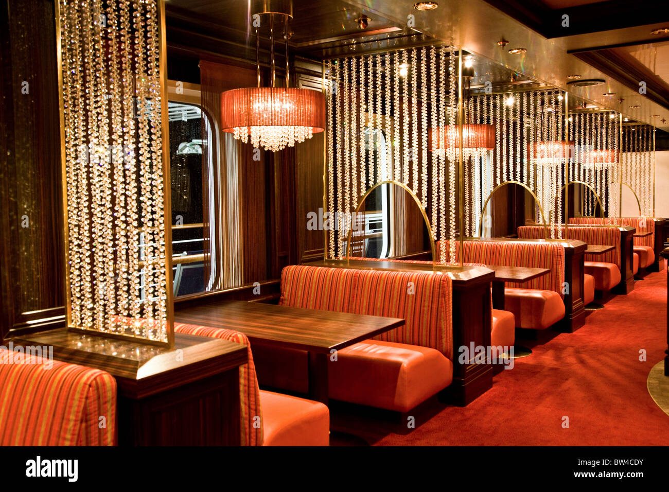 Nave da crociera Azura bar e posti a sedere reastaurant Foto Stock