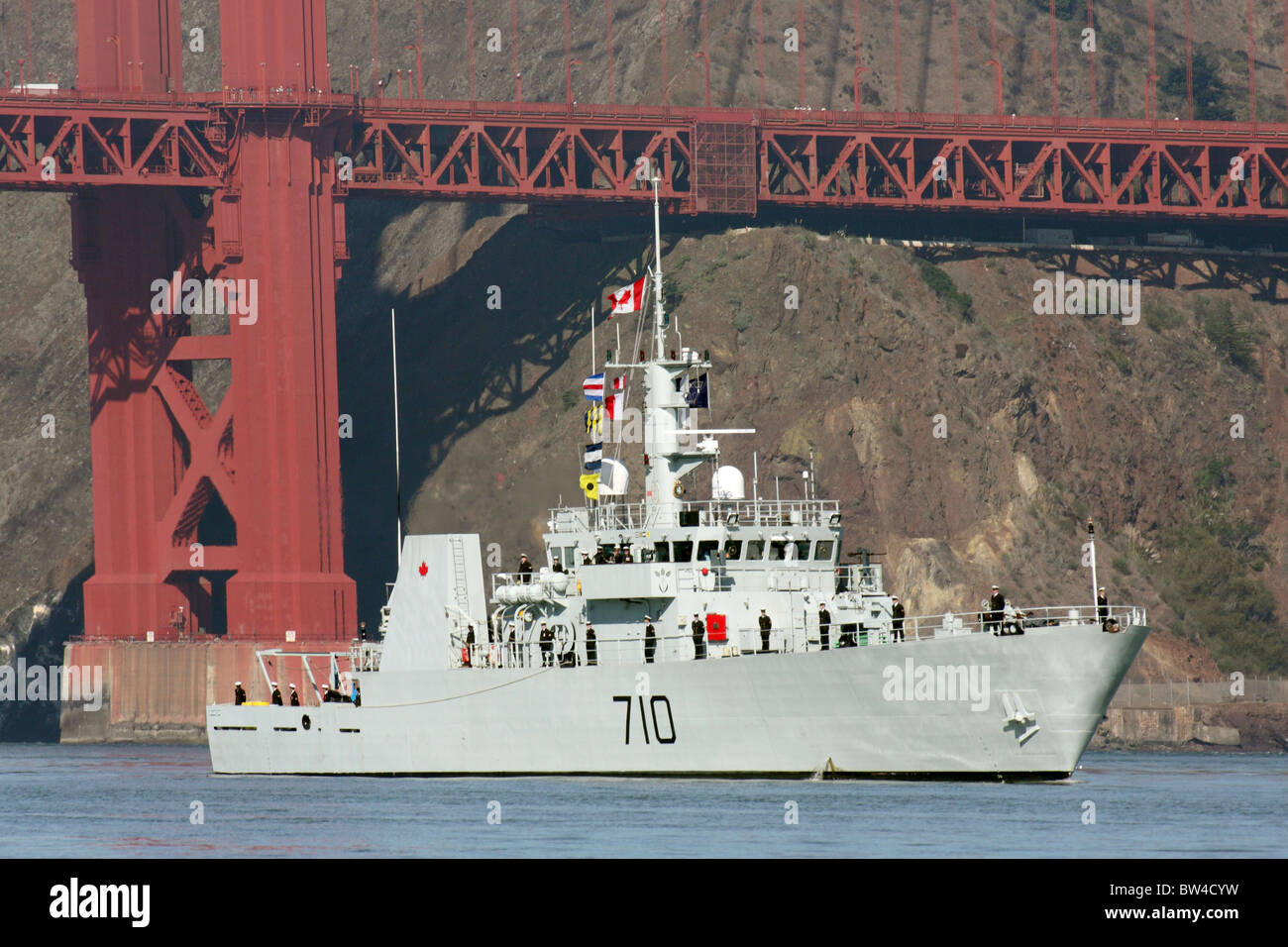 Marina canadese Kingston classe nave pattuglia HMCS Brandon (MM 710) passa sotto il Ponte Golden Gate e la baia di San Francisco Foto Stock