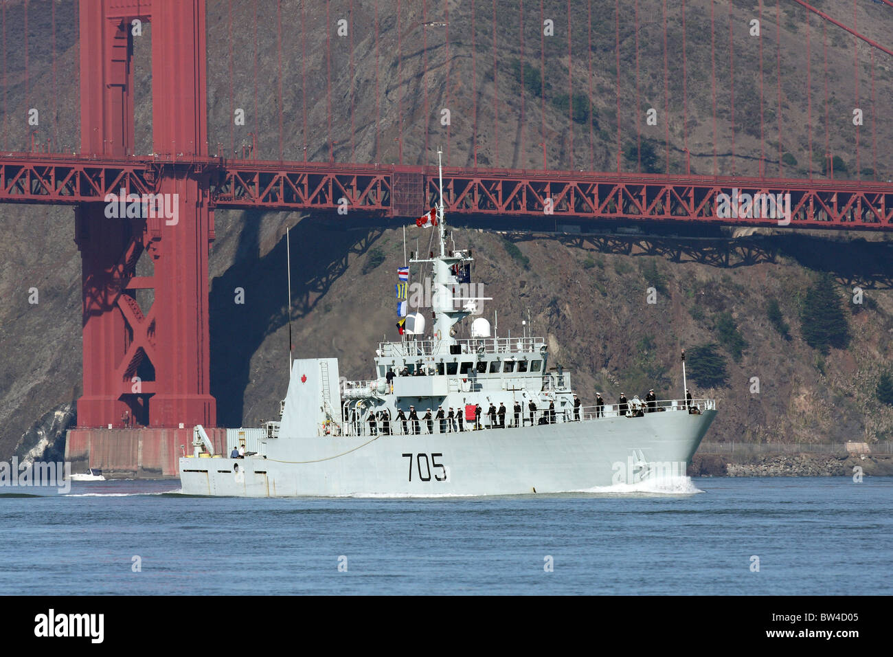 Marina canadese Kingston classe nave pattuglia HMCS Whitehorse (MM 705) vele nella Baia di San Francisco. Foto Stock