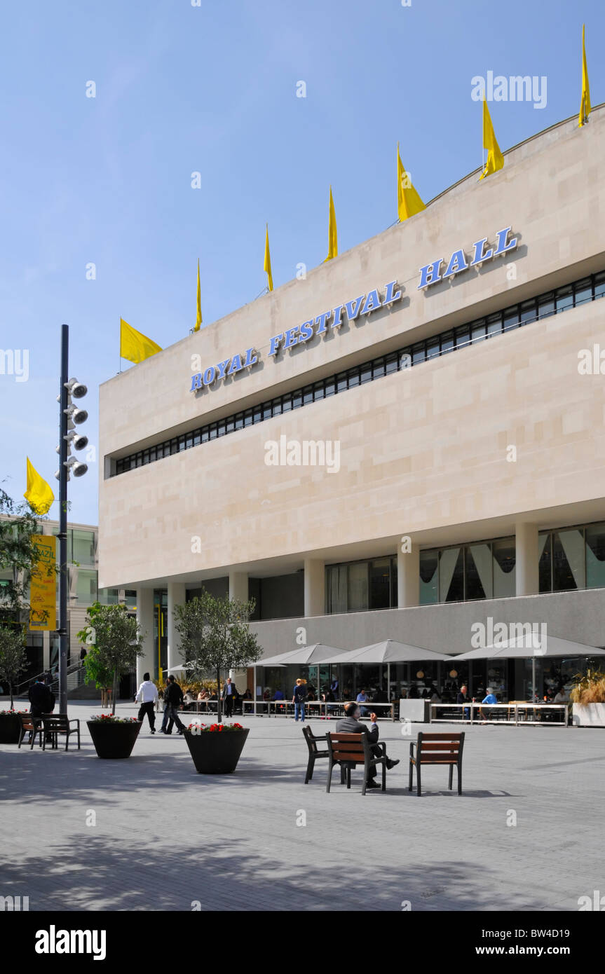 Facciata sud della Royal Festival Hall su South Bank o nel complesso ricreativo Southbank, 3 sedie singole imbullonate su pavimentazione e ristorante all'aperto, Londra, Regno Unito Foto Stock