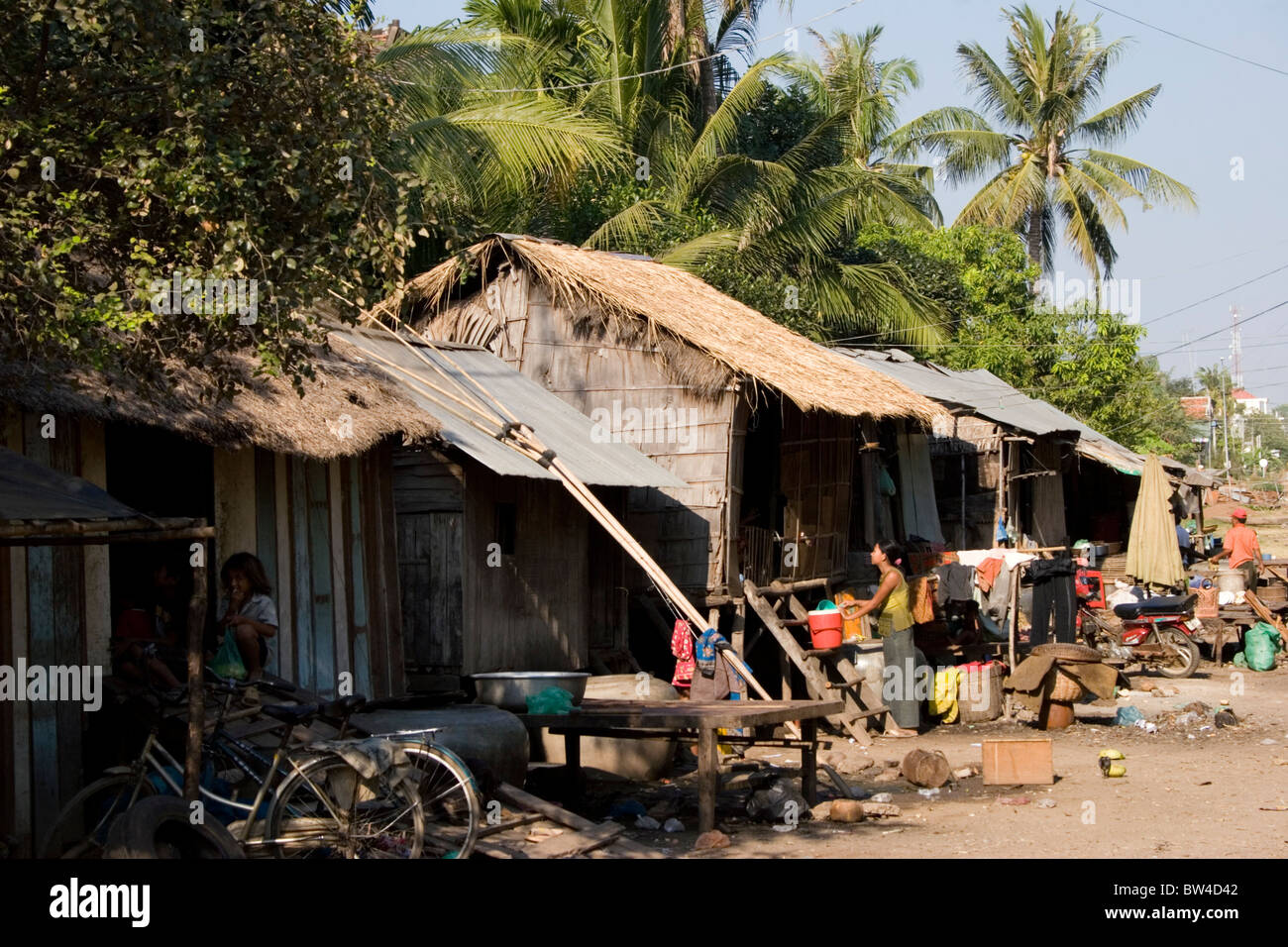 Popolo cambogiano vivono in condizioni di povertà in baracche di legno in una delle baraccopoli in Kampong Cham, Cambogia. Foto Stock