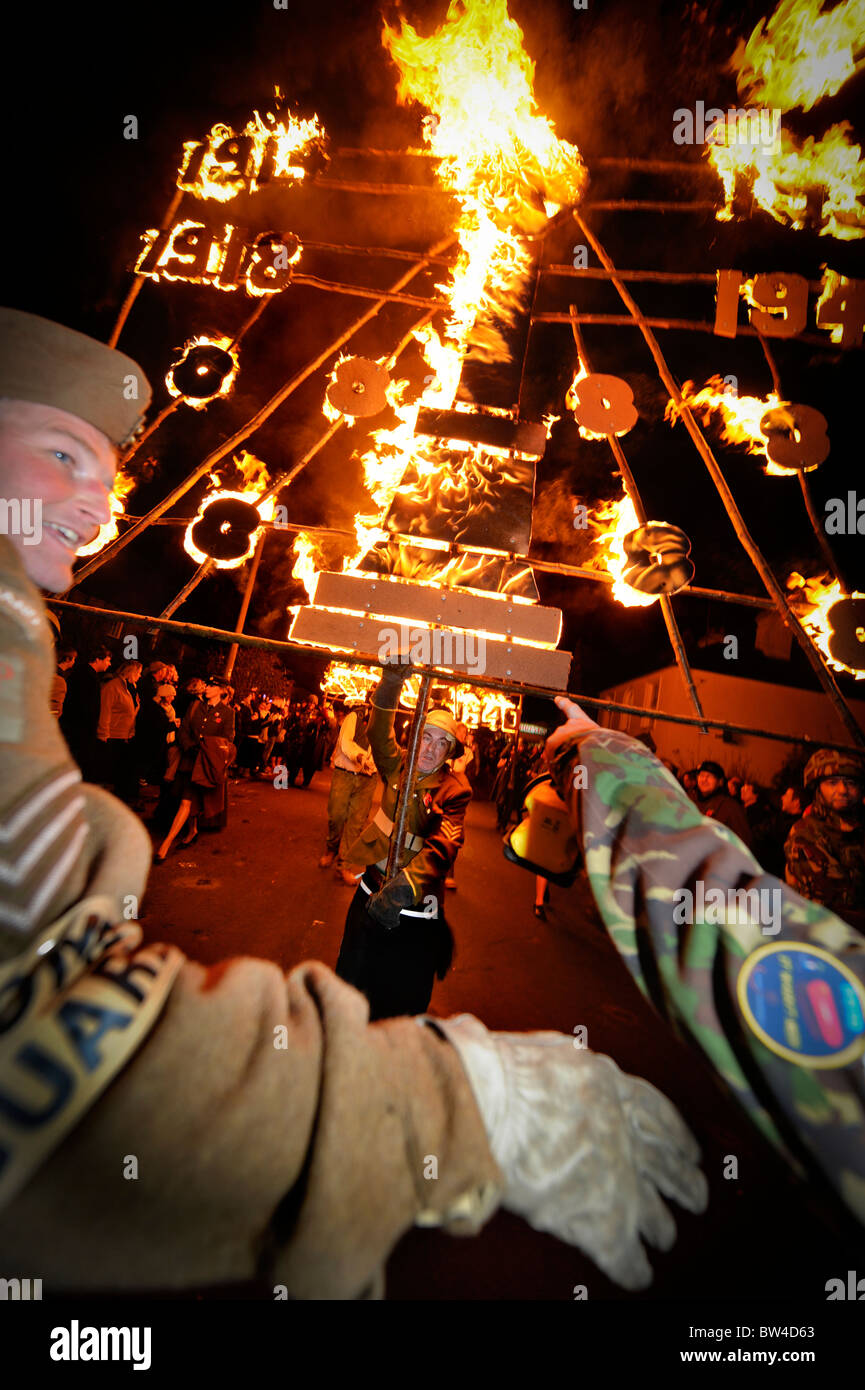 Il falò corteo per ricordo. East Hoathly, East Sussex, Regno Unito 13/11/10. Foto da Jim Holden Foto Stock